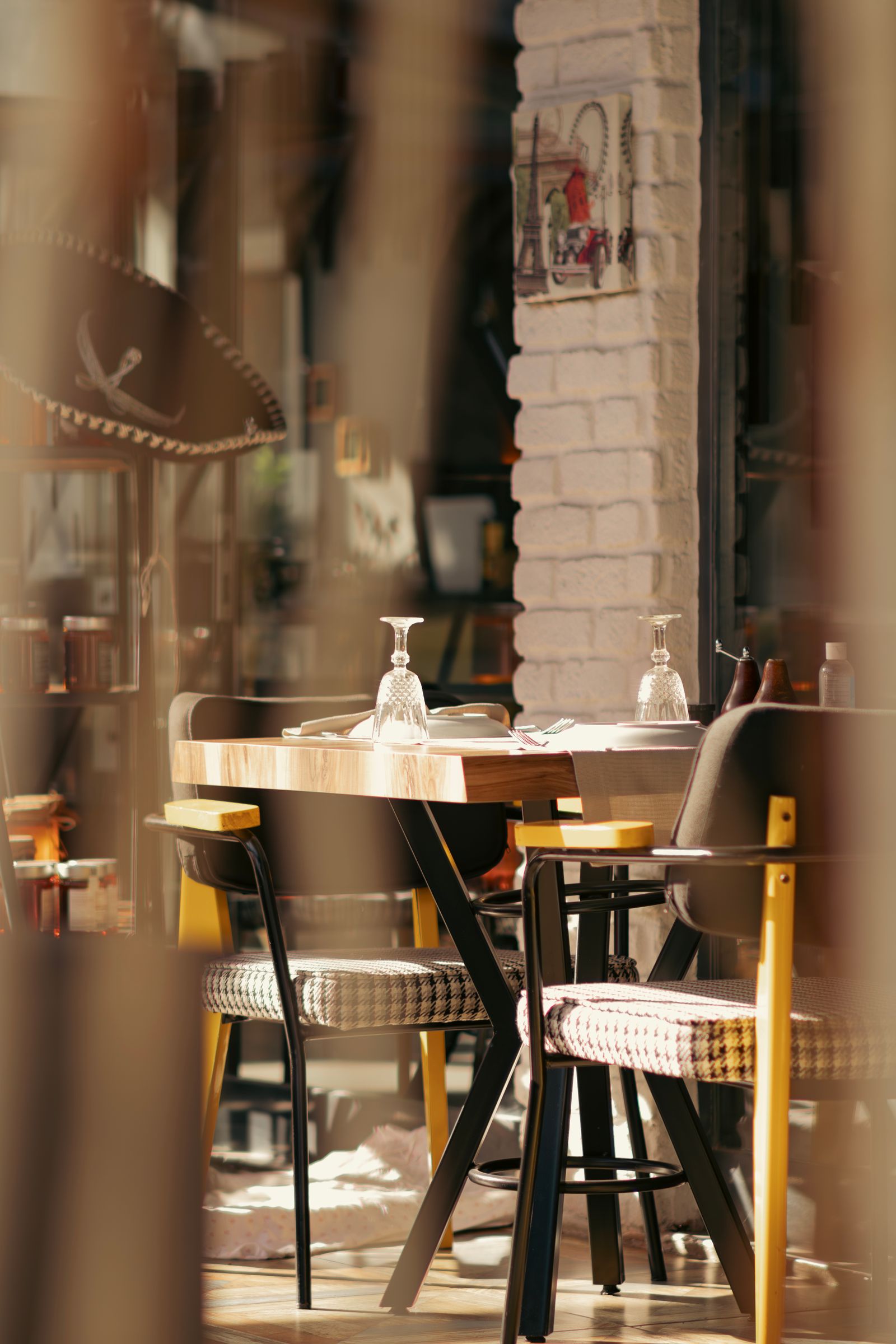 Gedeckter Restauranttisch mit Gläsern und warmem Tageslicht