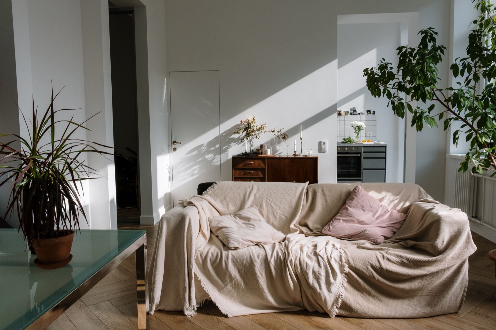 Warm gestalteter Wohnraum mit hellen Wandflächen und natürlichem Licht