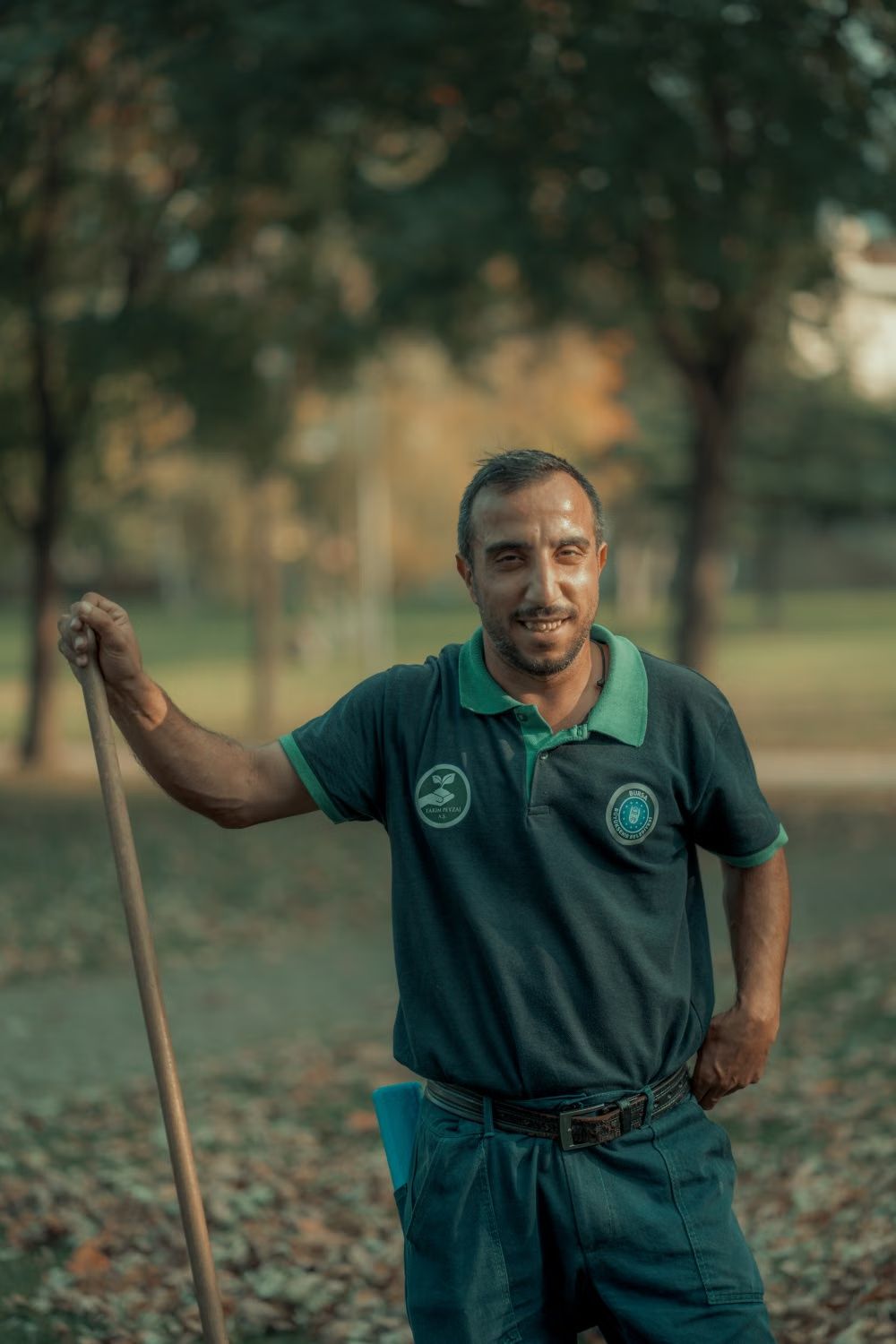 Stockfoto: Mann mit Rechen in einem Park